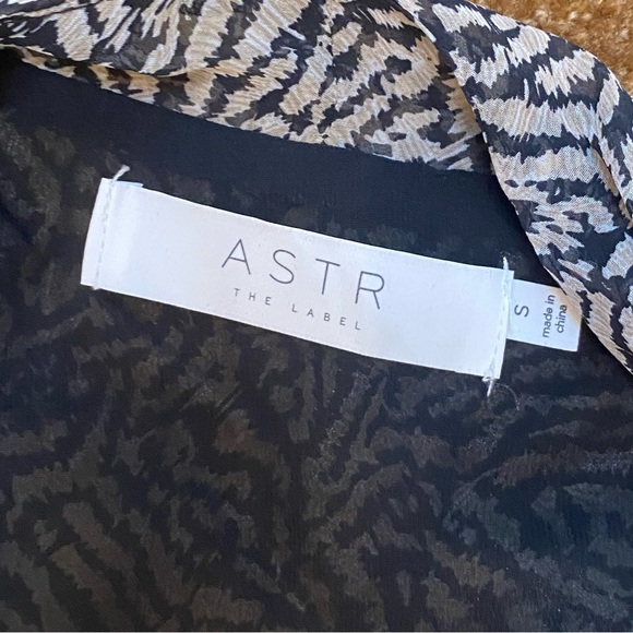 ASTR The Label Long Sleeve Printed Top - Picture 3 of 3